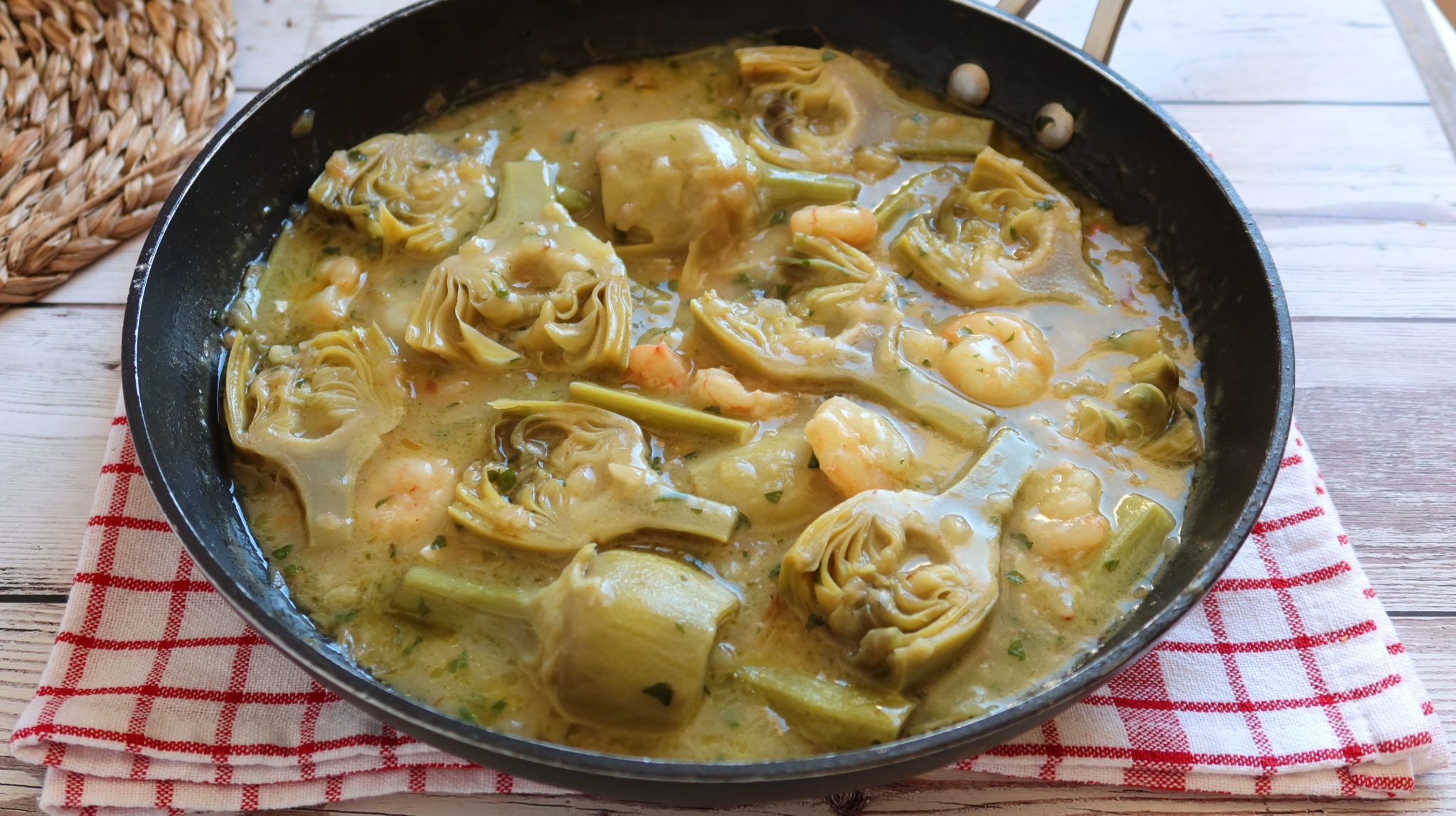 Alcachofas en salsa verde con gambas
