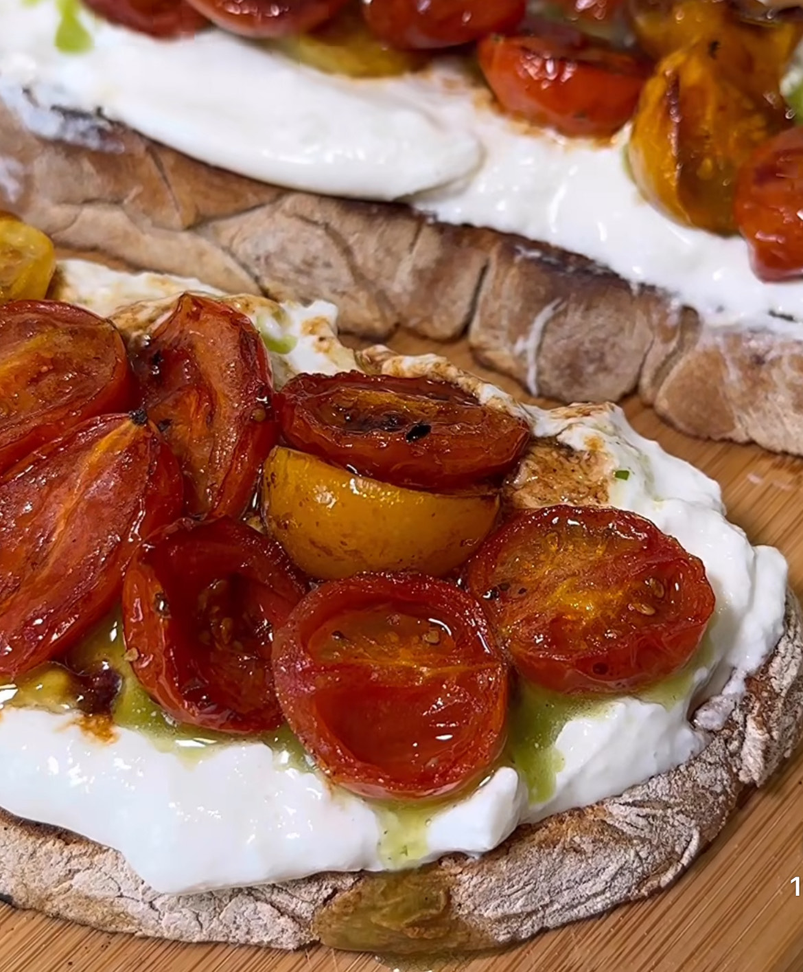 Tosta de burrata con tomates cherrys asados